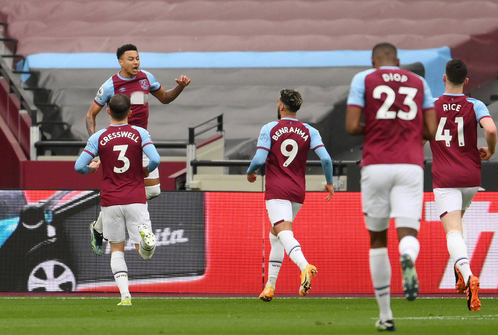 两队的中场 两队的中场