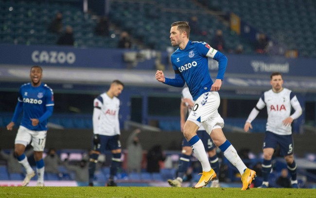 波兰记者：特尔施特根并不好相处，他给什琴斯尼带来很大压力.